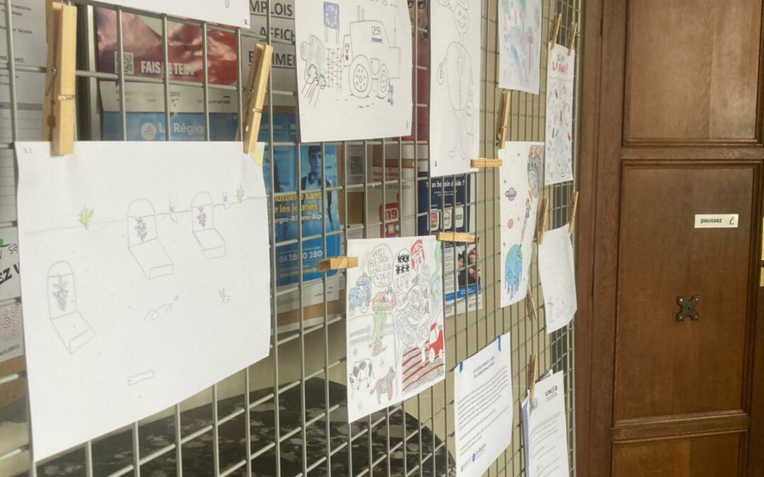 Les élèves prennent la mine des dessinateurs de Presse !
